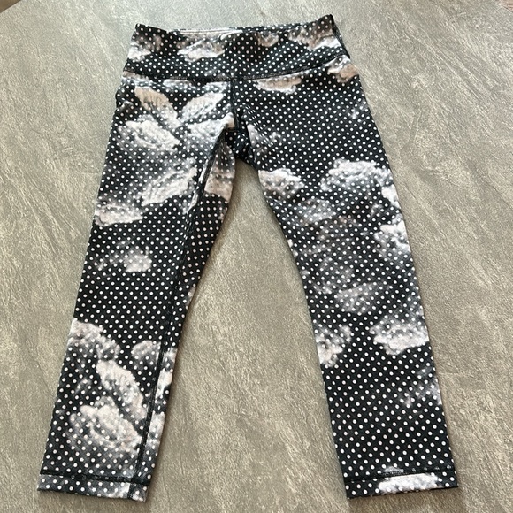 Lululemon Wunder Under Crop FullOn
Luon Dottie Dream Rose Neutral Blush Black 6 - Picture 1 of 5